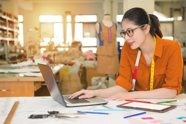 moda Asya Tasarımcısı bilgisayar kullanarak