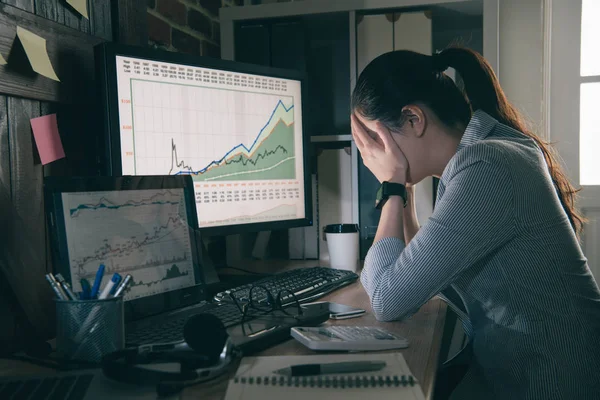 Ásia estoque empresário sentado — Fotografia de Stock