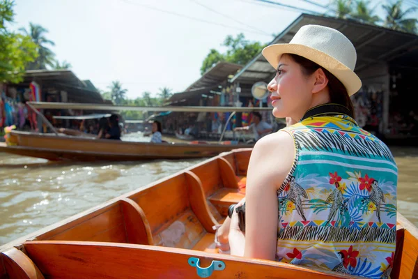 Asijské turistické cestování žena hledá zobrazení — Stock fotografie