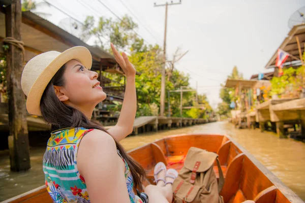 Mulher acenando adeus no barco do canal — Fotografia de Stock