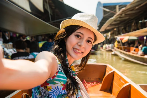 Ženy užívající selfie na plovoucí trh dovolené — Stock fotografie