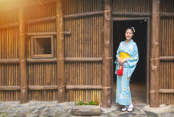 Vrouw dragen traditionele kleding kimono — Stockfoto
