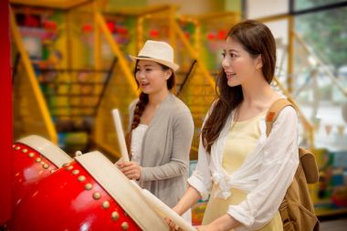 Öğrenciler birlikte lunaparka gidiyor