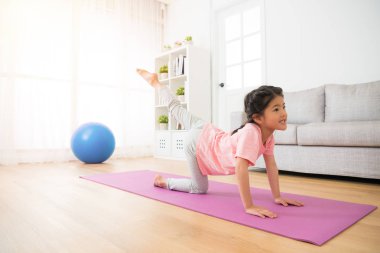 küçük dansçı yoga egzersiz yaparak kullanma