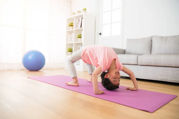 Bambini piccoli che praticano sport yoga fitness — Foto Stock