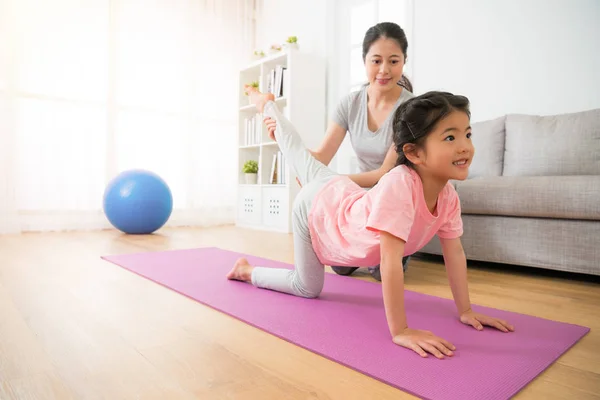 Dona de casa ajudando filha formação corpo — Fotografia de Stock