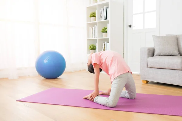 Flicka barn öva yoga åtgärd — Stockfoto