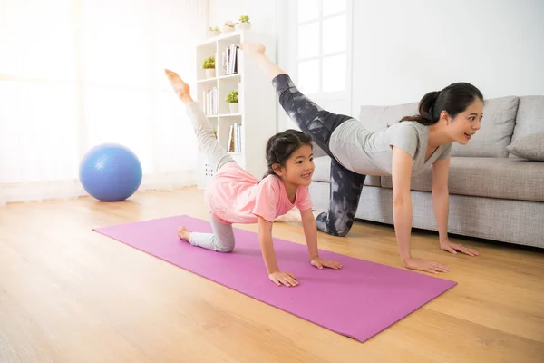 Mor och dotter i stadens gym — Stockfoto