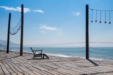 plaj manzara sahnede ahşap sandalye