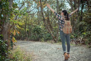 turist backpacker milli parkta yürüyüş