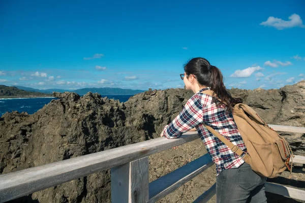 행복 한 아름 다운 여자 여행자 푸른 바다를 보고 — 스톡 사진