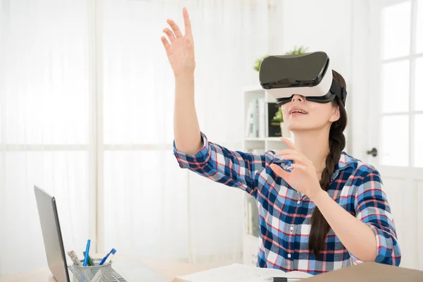 Verbaasd jong meisje testen van virtuele realiteit 3d video — Stockfoto