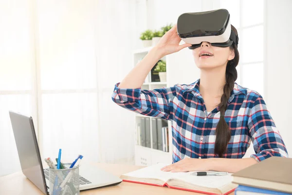 Femme d'affaires assise au bureau et tenant VR — Photo