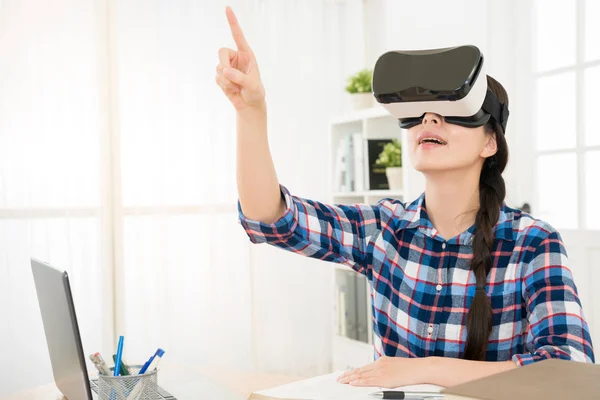 Vertrouwen vrouw in virtual reality headset — Stockfoto