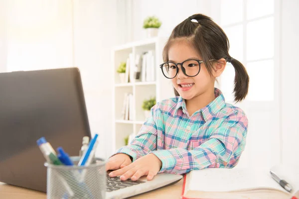 neşeyle sevimli kız çocuk heyecanlı