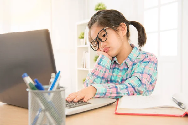 Confundido infeliz adolescente niño viendo ordenador — Foto de Stock