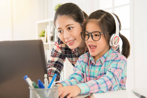 Китайская азиатская красивая мама преподавания
