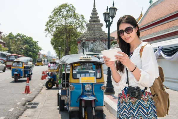 Tabletka kobieta spaceru w pobliżu Wat Pho w Bangkoku. — Zdjęcie stockowe