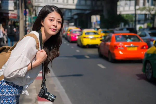 Žena čeká taxi na silnici. Asijské žena — Stock fotografie