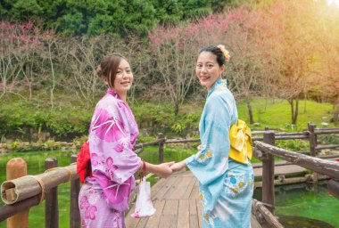 Genç Asyalı kadın elbise kimono yakın göl 