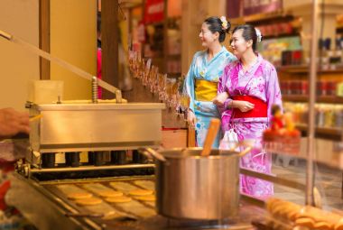 Sokakta yürüyen kadın turist elbise kimono