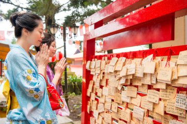 Kadın kız dua gözlerini kapat.