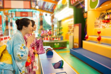 Japon kadın oynarken tumbling bebek vurmak