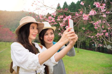 Kız bakarak alarak anlık görüntüleri görüntüleme