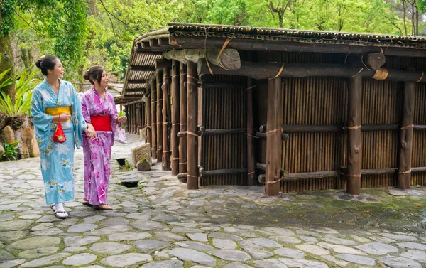 Asiatic femeie de mers pe jos lângă Japonia casa de lemn — Fotografie, imagine de stoc