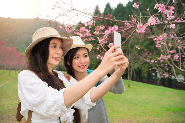 Kız bakarak alarak anlık görüntüleri görüntüleme