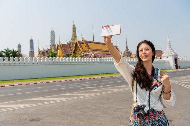 Selfie akıllı telefon kadın Bangkok seyahat