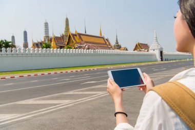 Gezgin kadın ile boş ekran tablet panelini kullanma