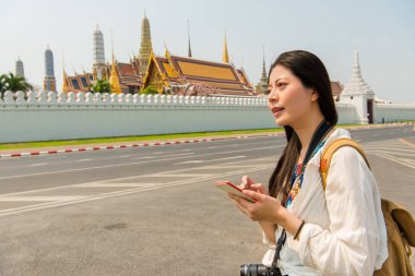 Bangkok'ta yürüyüş yaz aylarında mutlu Asyalı kız