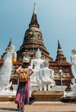 Heykele seyir arkasından genç turizm