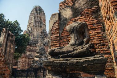 Budist tapınağı'nda kırık Buda heykeli