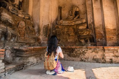 Buda heykeli önünde dua turist kız