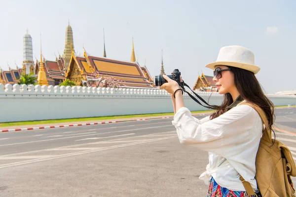 Tineri asiatice femeie fotograf luând fotografie — Fotografie, imagine de stoc