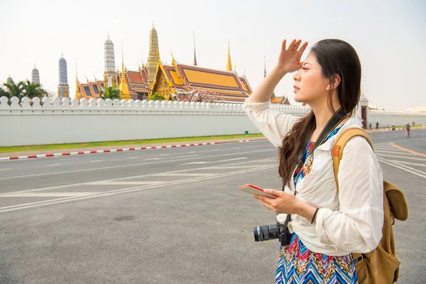 Nő a turista a grand palace, Thaiföld — Stock Fotó