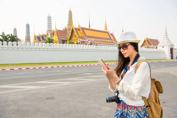 Asijské žena venku na kontrolu SMS — Stock fotografie