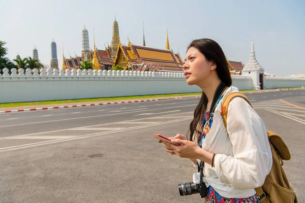 Frau mit Smartphone auf dem Weg zum Palast — Stockfoto