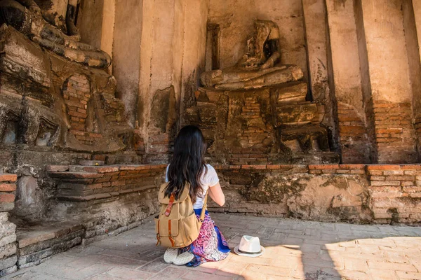 Buda heykeli önünde dua turist kız
