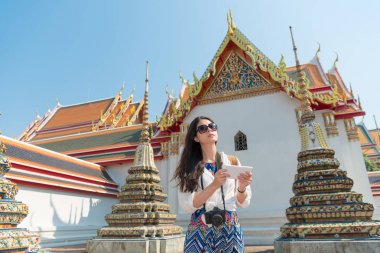 zarif kadın backpacker dijital tablet kullanma