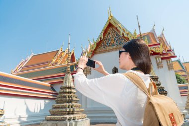 hareket eden smartphone kullanarak mutlu gülümseyen kadın