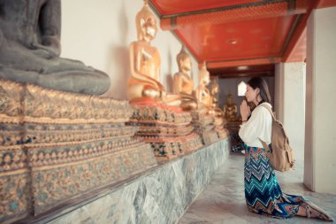 kadın turist gülümseyen Bangkok'ta aşağı diz