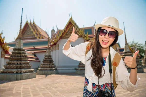 Happy tourist girl at wat pho of Thailand — Stock Photo, Image