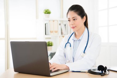 Doktor onun bilgisayar ile çalışma