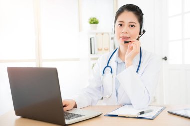 dost Doktor hastanın hasta durumu açıklamak