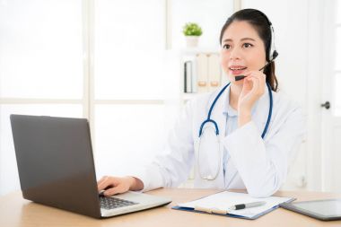 Çinli doktor Online telefon sahip
