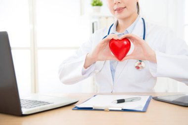 çok gülümseyen kadın doktor çevrimiçi hizmeti kullanarak