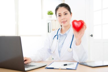 Online hizmet sunulan tatlı kadın doğru doktor